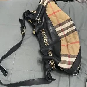 Boatshape Burberry bag with gold chain